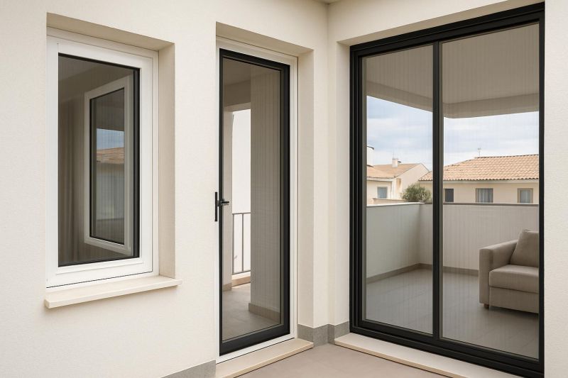 Diferentes mosquiteras adaptadas a ventanas, puertas y grandes ventanales de una vivienda