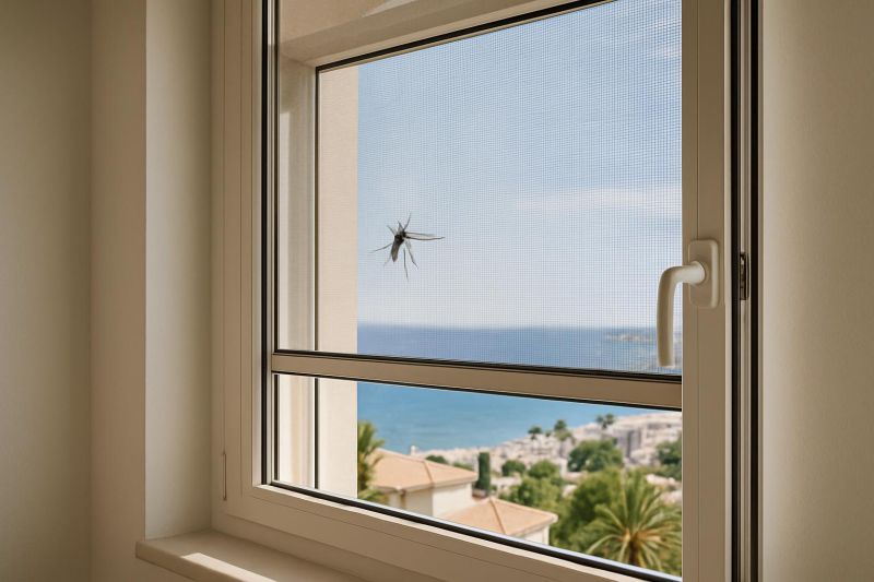 Mosquitera evitando la entrada de mosquitos en una ventana abierta