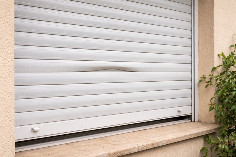 Persiana de aluminio exterior con lamas sensibles a golpes y deformaciones