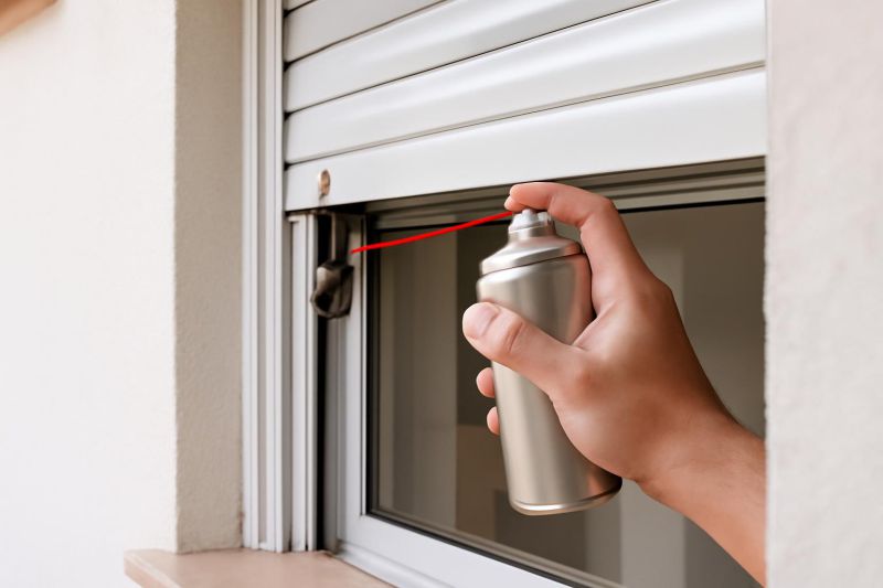 aplicación de lubricante en guías de persiana de aluminio para mantenimiento