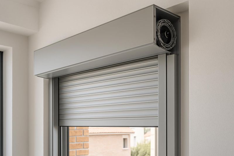 Ventana con persiana de aluminio mostrando cajón, guías y eje de enrollamiento