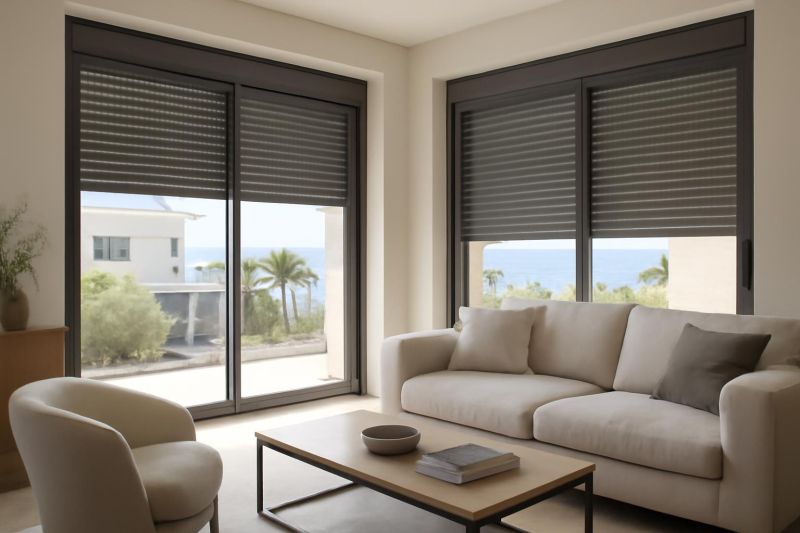 persianas de aluminio en ventanas de vivienda moderna con acabado elegante