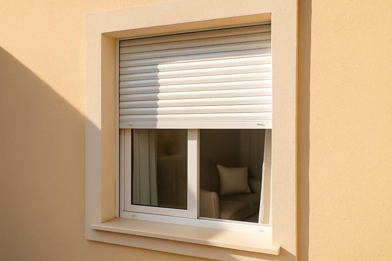 Persianas de aluminio bajadas protegiendo del sol en verano