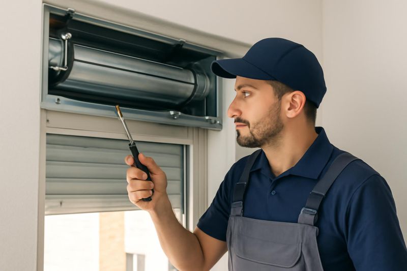 técnico revisando eje y mecanismos internos de persiana de aluminio en cajón
