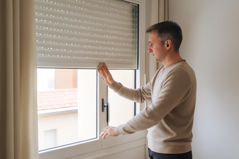 persona subiendo persiana de aluminio de forma suave y controlada en ventana